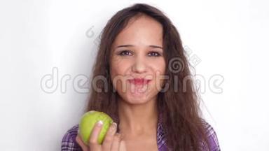 健康的微笑，年轻的黑发女人吃绿色苹果。 慢动作。 3840x2160